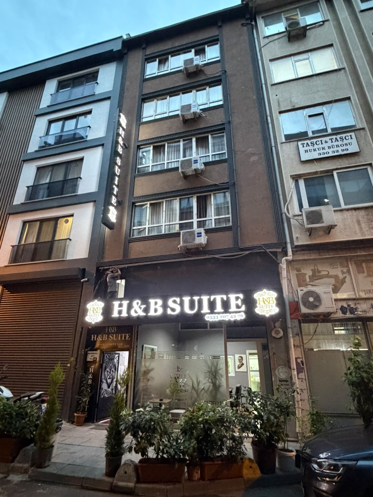 H&B Suite Kadıköy binası — akşam görünümü